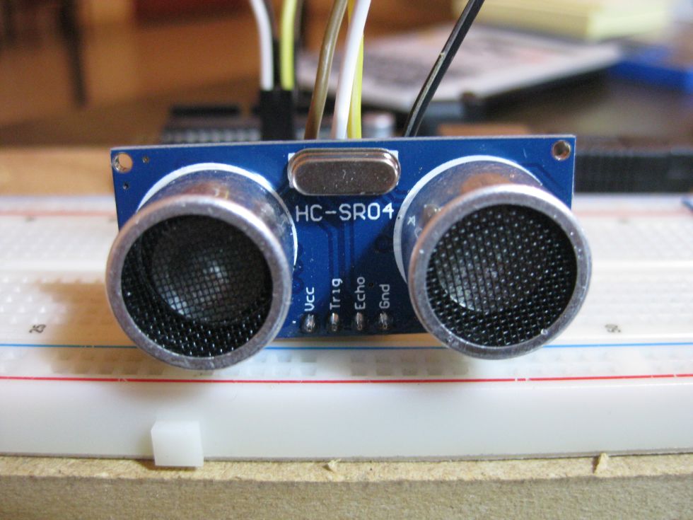 Il sensore HC-SR04 montato su una Breadboard per Arduino