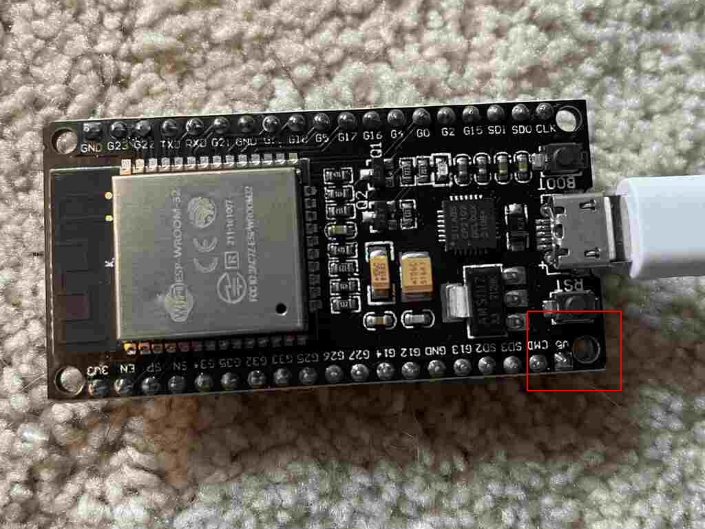 la immagine del pin VIN in evidenza sull'ESP32 dentro il quadrato rosso