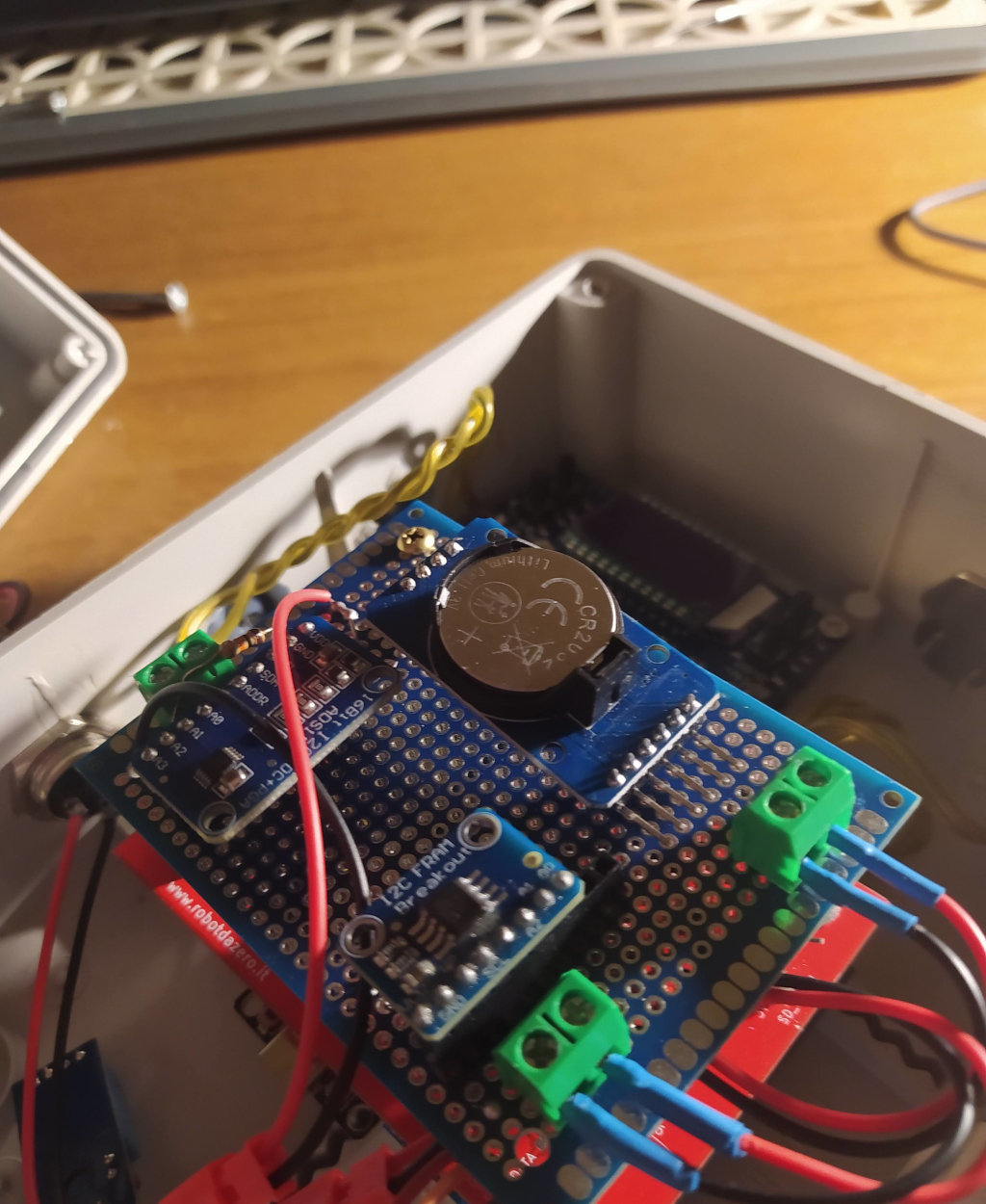 Basetta superiore con i componenti collgati tramite protocollo I2C a due fili
