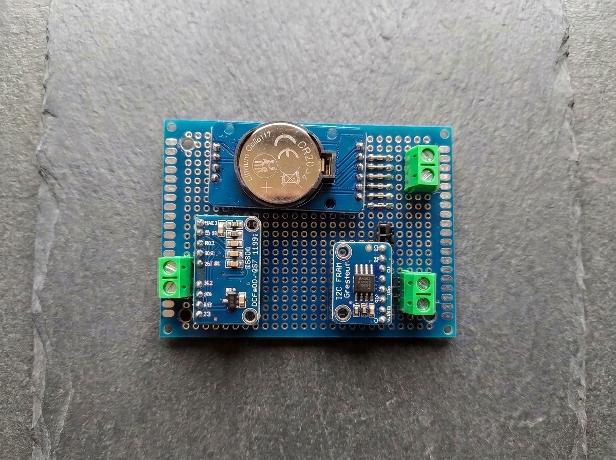 La scheda superiore con MB85RC256V, RTC DS3231 e modulo ADS1115.